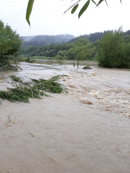 Wezbrany Dunajec zalał stadion w Łopusznej