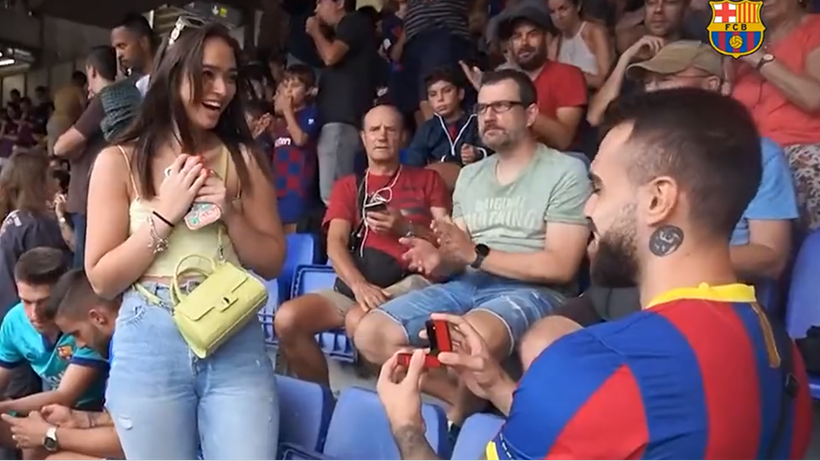 Oświadczyny na Camp Nou. "Chciałem, żeby ona też pamiętała o Barcelonie" (WIDEO)