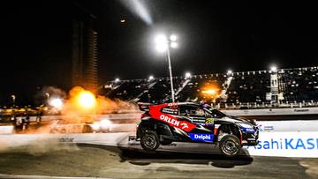 Samochód rajdowy ORLEN Rally Team na nocnym odcinku specjalnym Rajdu Arabii Saudyjskiej.