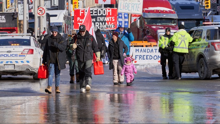 Kanada. W Ottawie akcja poparcia dla protestujących kierowców ciężarówek z "Konwoju Wolności 2022"