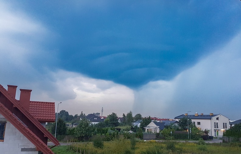 Chmura deszczowa w Jabłonnej k. Legionowa w woj. mazowieckim. Fot. Piotr.