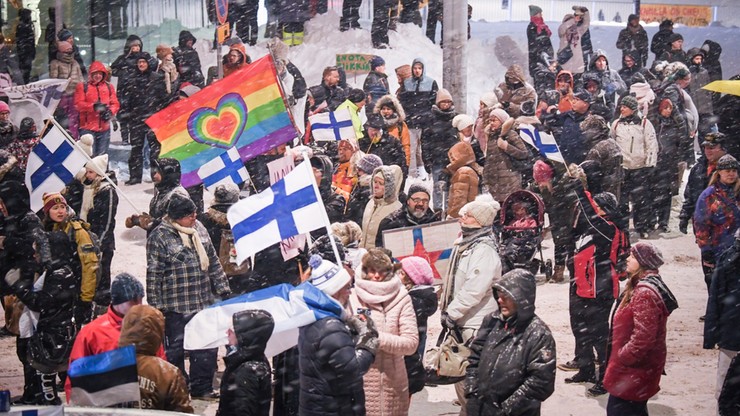 Finlandia. Protesty przeciwko restrykcjom. Zablokowano główną arterię Helsinek 