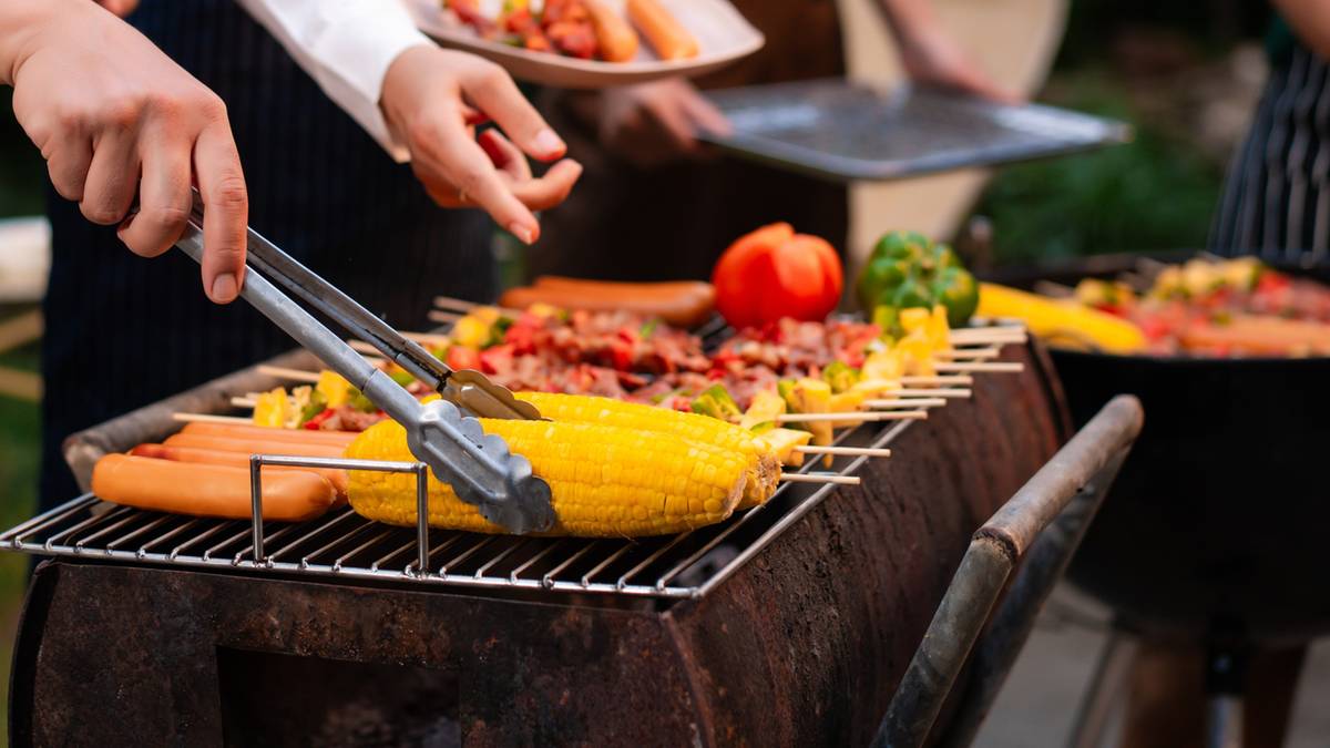 Grillowanie r&oacute;żnych produkt&oacute;w spożywczych, w tym kiełbasek, kukurydzy i szaszłyk&oacute;w na ruszcie.