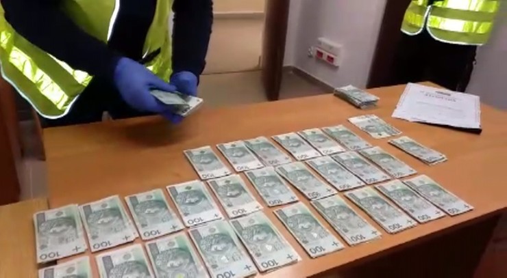 Udając policjantów wyłudzili co najmniej milion złotych