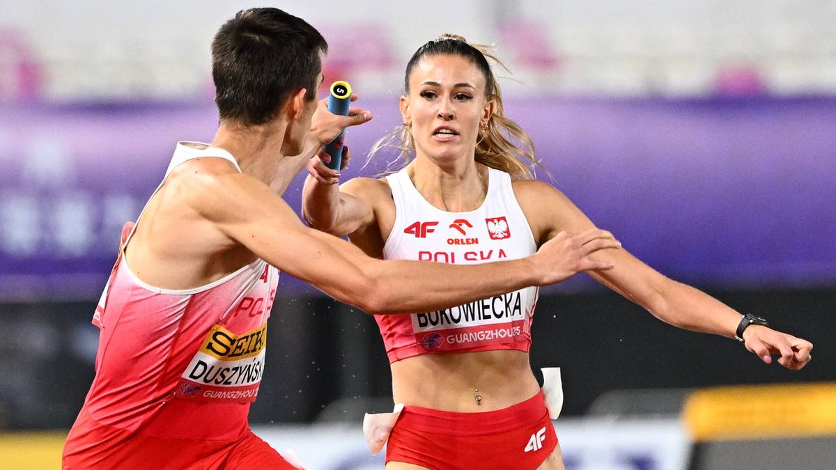 Dwoje lekkoatlet&oacute;w w polskich strojach sportowych biegnących w sztafecie, przekazujących sobie pałeczkę.
