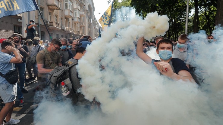 Ukraina. Zamieszki przed siedzibą prezydenta. Są poszkodowani