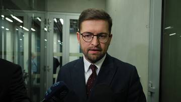 Poseł Andrzej Śliwka przemawia do mikrofonów.