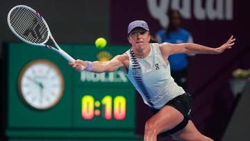 Tenisistka Iga Świątek wykonuje forhend podczas meczu na korcie tenisowym.