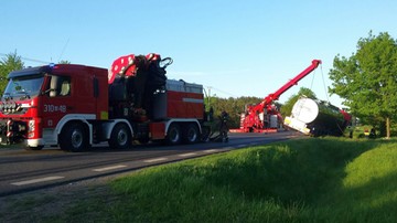 Chwila nieuwagi i cysterna z mlekiem zaparkowała w rowie. Wyciągały ją dwa strażackie rotatory