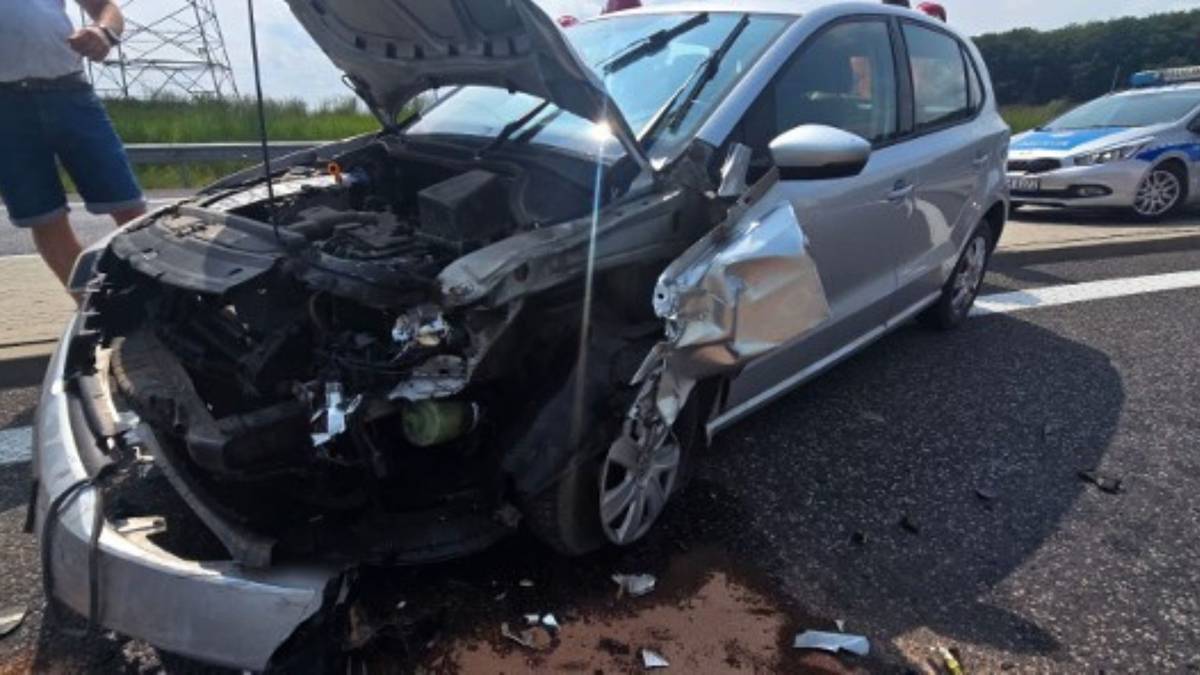 Wjechała pod prąd, uderzyła w ciężarówkę. Groźny wypadek na S6