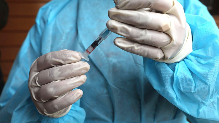 "Możliwy bardzo rzadki związek z zakrzepami". Europejska Agencja Leków o szczepionce Johnson&Johnson
