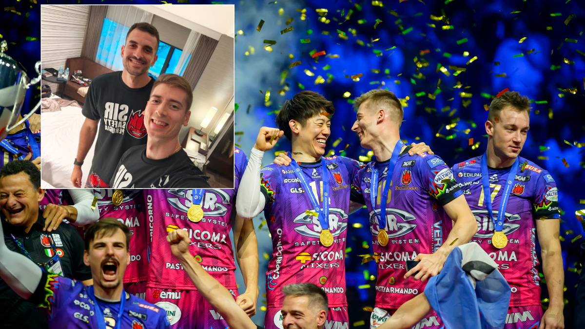 Siatkarze w koszulkach klubowych z medalami na szyjach świętują zwycięstwo.