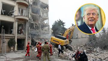 Zdjęcie przedstawia zniszczony budynek i ekipę ratunkową po jednej stronie, a Donalda Trumpa obok koparki pracującej na gruzach po drugiej stronie.