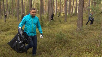 Para prezydencka zbierała śmieci w lesie. "Lasy to nasze wspólne dobro"
