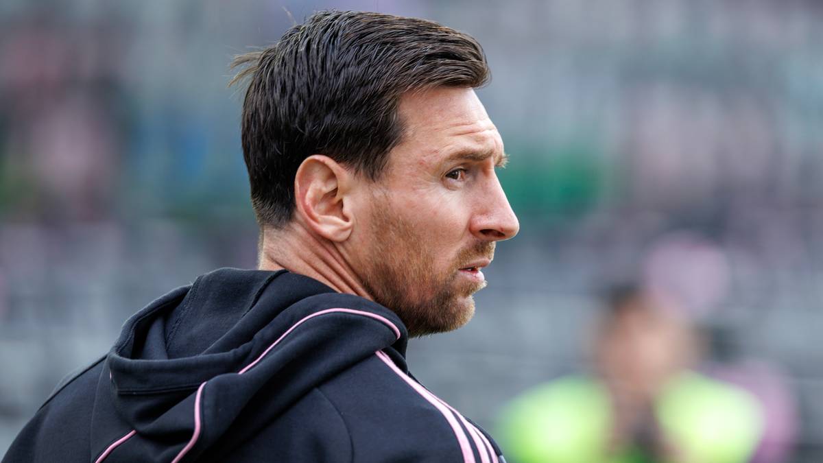 Lionel Messi, piłkarz Interu Miami, widziany z profilu w bluzie z kapturem.