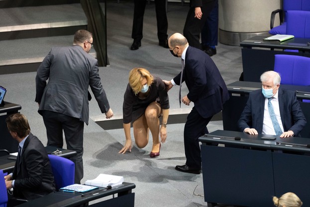 Minister przewróciła się, schodząc po stopniach na sali obrad niemieckiego Bundestagu.