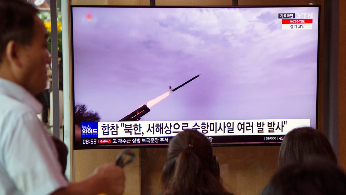 Korea Północna wystrzeliła serię pocisków. Wcześniej grożono odwetem nuklearnym