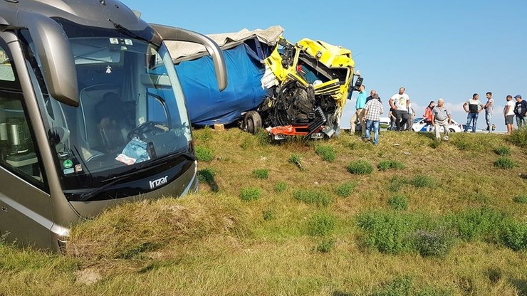 Polski autokar na Węgrzech zderzył się z ciężarówką i autem dostawczym