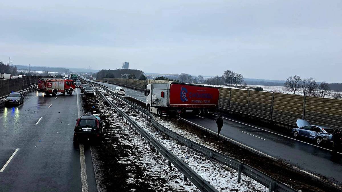 Karambol na S3. Zderzenie kilku aut, poszkodowanych 11 osób