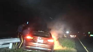 Policjanci w ostatniej chwili uratowali nieprzytomnego kierowcę z płonącego samochodu