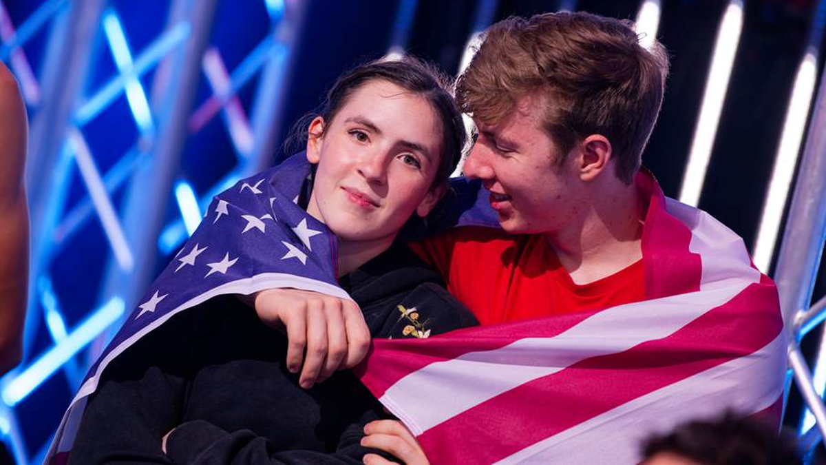 Para młodych ludzi owinięta flagą Stan&oacute;w Zjednoczonych.