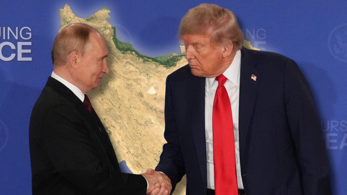 Dw&oacute;ch polityk&oacute;w, Władimir Putin i Donald Trump, ściska sobie dłonie. W tle widoczna jest mapa Iranu.