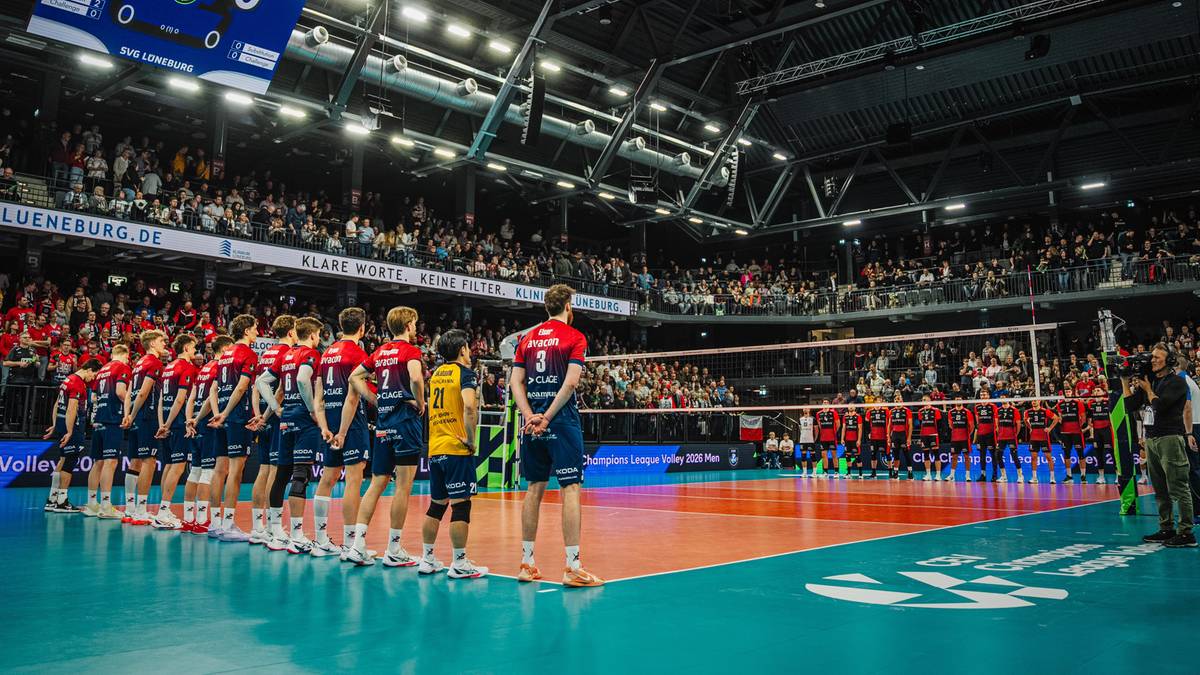 Siatkarze Asseco Resovii Rzesz&oacute;w ustawieni w rzędzie na boisku z widownią w tle.