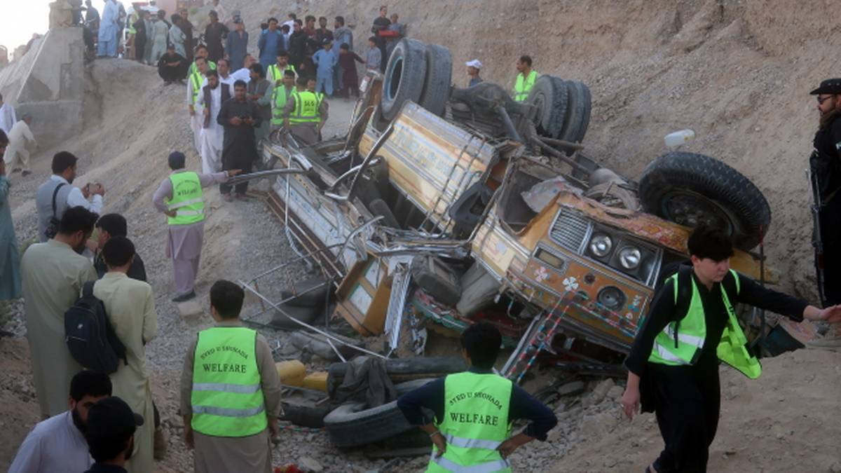 Pakistán. Un autobús que transportaba a invitados a una boda cayó a un barranco. Siete personas murieron