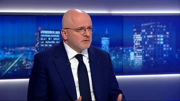 Paweł Kowal w studiu telewizyjnym na tle niebieskiego ekranu