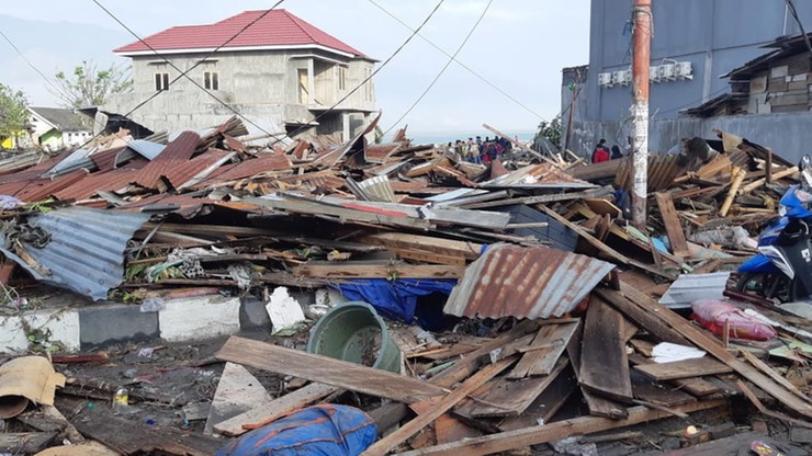 Ponad 380 ofiar trzęsienia ziemi i tsunami w Indonezji