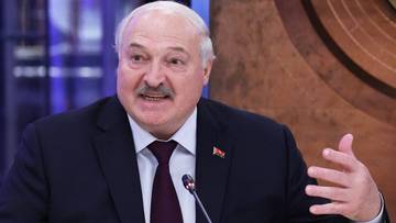 Alaksandr Łukaszenka przemawia, gestykulując prawą ręką.