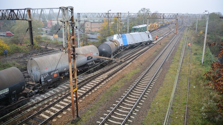W Gnieźnie wykoleił się pociąg przewożący siarkę