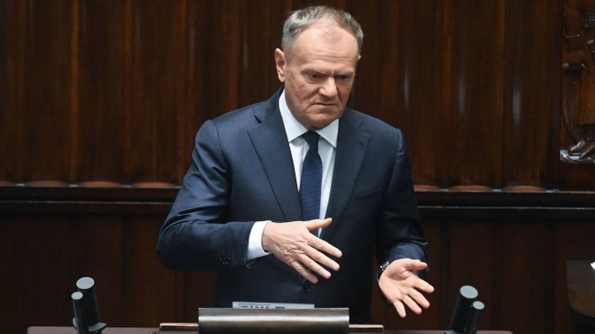 Premier Donald Tusk przemawia podczas tajnego posiedzenia Sejmu, gestykulując rękami.