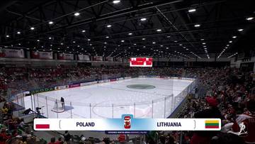 Boisko hokejowe z widownią wypełnioną kibicami. Nad lodowiskiem znajduje się tablica wynik&oacute;w. Na dole ekranu widnieje napis POLAND po lewej stronie i LITHUANIA po prawej, oddzielone logo zawod&oacute;w.