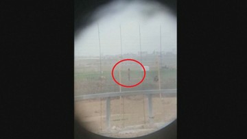 Izraelski snajper w Strefie Gazy strzela do nieuzbrojonego Palestyńczyka [Wideo] 