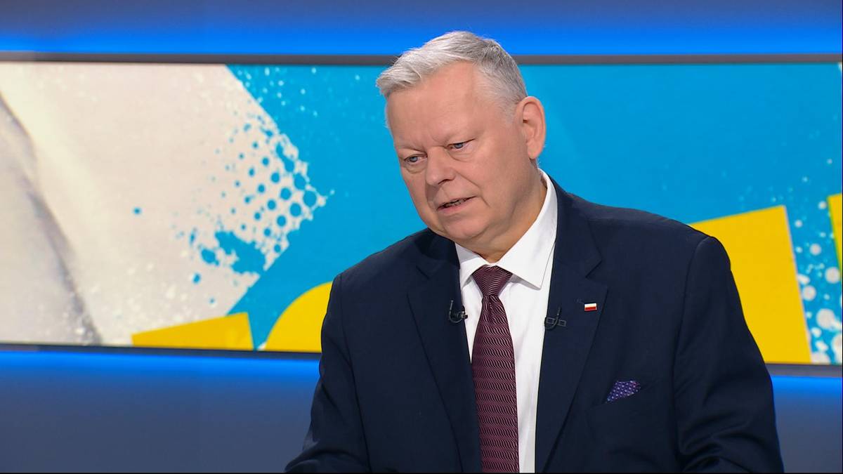 Marek Suski, poseł PiS, w garniturze i krawacie, udzielający wywiadu w studiu telewizyjnym.