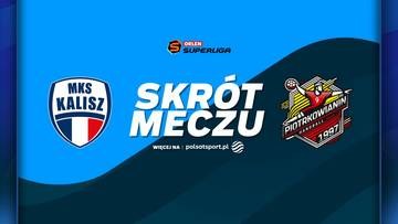 Grafika zapowiadająca skr&oacute;t meczu koszyk&oacute;wki pomiędzy MKS Kalisz a Piotrkowianinem Piotrk&oacute;w Trybunalski. Widoczne są logotypy obu drużyn, nazwa wydarzenia "SKR&Oacute;T MECZU" oraz logotyp "ORLEN SUPERLIGA".