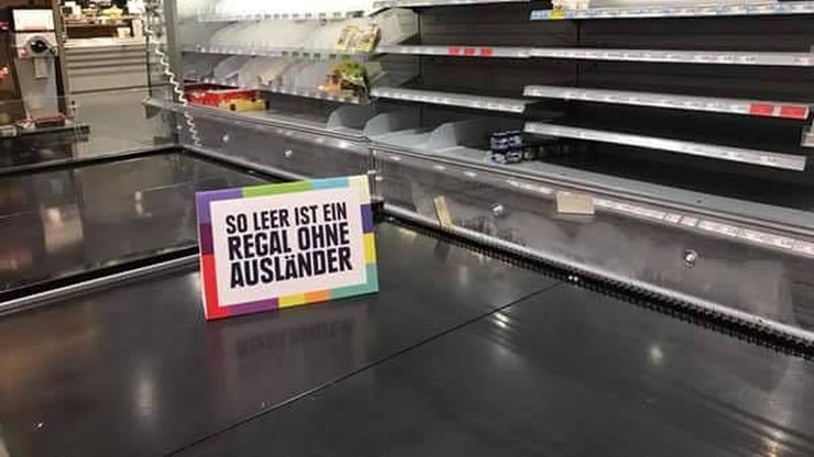 "Tak pusta jest półka bez cudzoziemców". Supermarket w Niemczech protestuje przeciwko rasizmowi