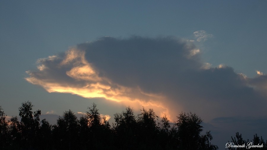 Chmura o zachodzie słońca. Fot. Dominik Gawlak / TwojaPogoda.pl