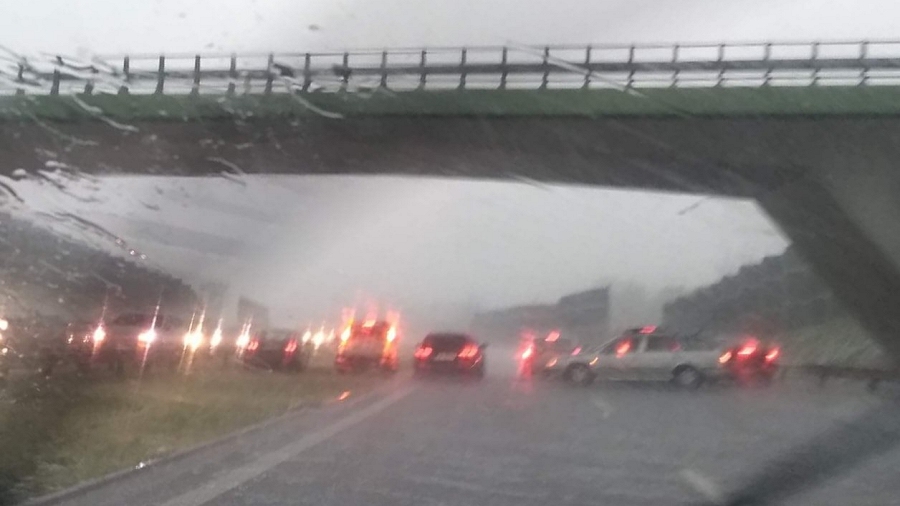 22.07.2019 09:00 Szokująca głupota kierowców na S1. Podczas gradobicia zaparkowali pod wiaduktem i zablokowali drogę