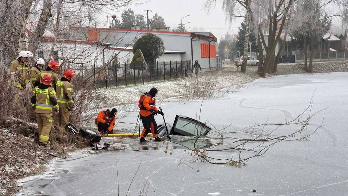 Kroczewo. Mercedes wjechał do stawu. Kierowca uciekł