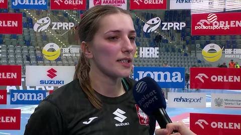 Paulina Wdowiak, zawodniczka piłki ręcznej, udziela wywiadu w czarnej bluzie z logo Suzuki.