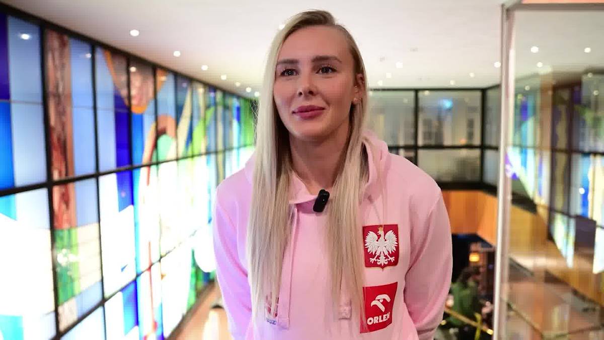 Natalia Janas w różowej bluzie z polskim godłem.