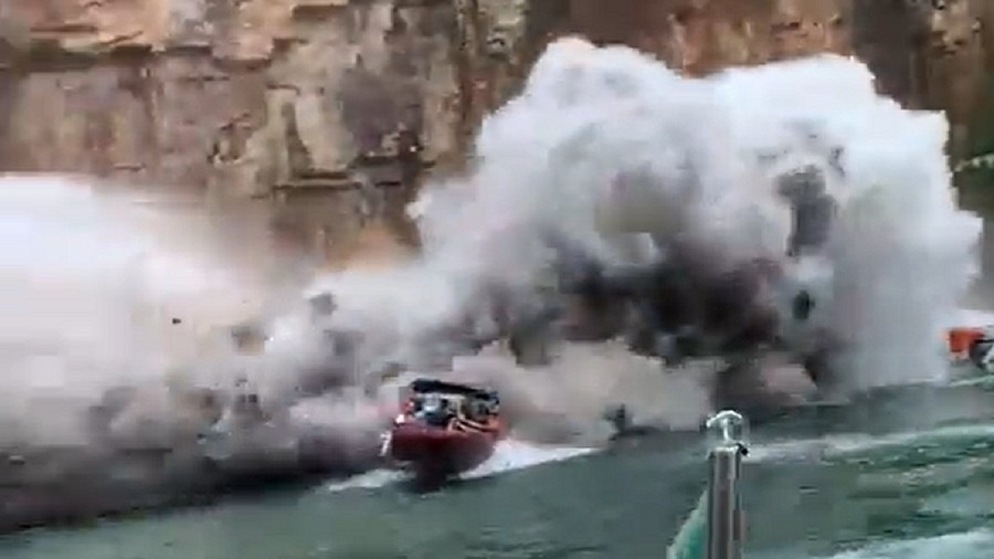 Klif osunął się do jeziora miażdżąc łodzie. Fot. YouTube / @cotidianomacaibense.
