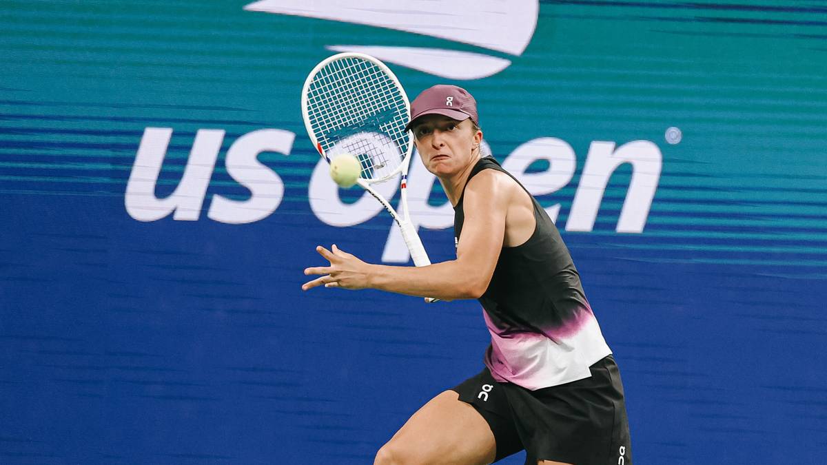 Tenisistka uderza piłkę rakietą podczas meczu US Open.