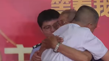 Został porwany jako dziecko. Wzruszające spotkanie ojca z synem po 58 latach