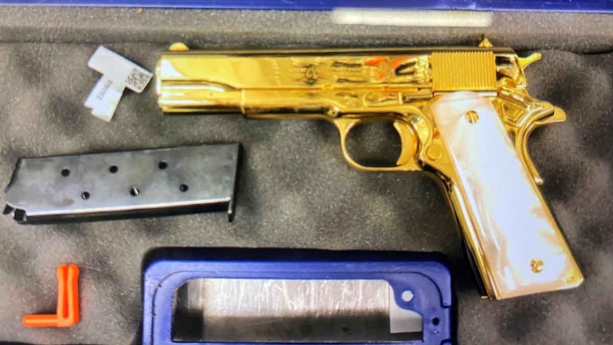 Australia: Amerykanka w bagażu przewoziła złoty pistolet. Broń zauważyli strażnicy graniczni