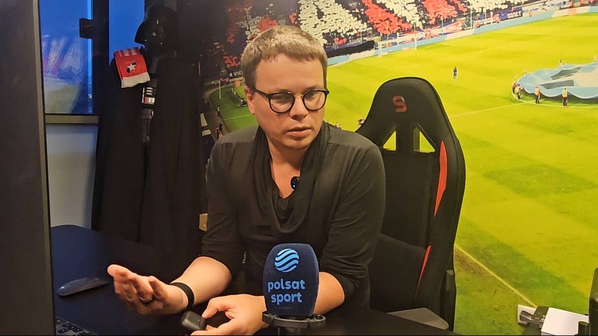 Jarosław Królewski, prezes Wisły Kraków, siedzi przed mikrofonem Polsat Sport.