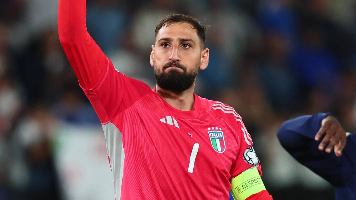 Portret Gianluigiego Donnarummy w stroju bramkarskim reprezentacji Włoch, z podniesioną prawą ręką.