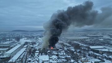 Pożar hali w Skawinie. Wezwali ponad 100 strażaków, słup dymu nad okolicą